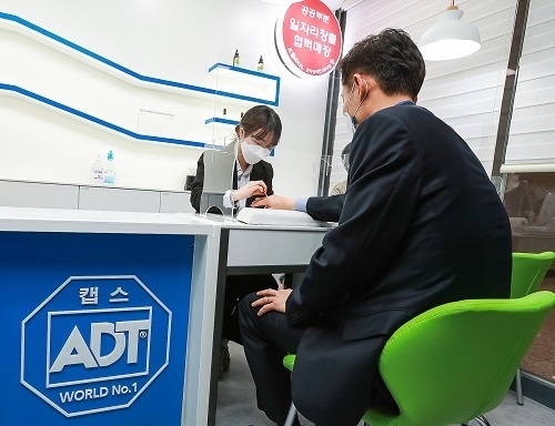 ‘섬섬옥수’ ADT캡스 용산역점에서 ADT캡스 최상열 인재지원그룹장이 시범적으로 네일케어를 받고 있다.