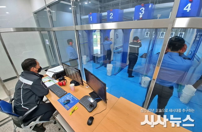 2021년 5월 11일 평택해양경찰서 사격장에서 경찰관들이 정기 권총 사격을 하고 있다.