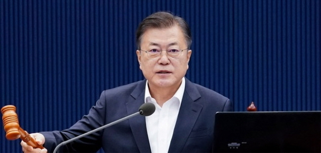  문재인 대통령이 11일 오전 청와대 여민관에서 열린 제20회 국무회의에 참석해 의사봉을 두드리고 있다. (사진=뉴시스 제공)