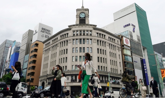 지난 11일 일본 도쿄에서 코로나19 확산 방지를 위해 마스크를 쓴 시민들이 긴자 쇼핑가를 건너고 있다. 도쿄도는 11일 925명의 코로나19 신규 확진자가 나온 것으로 확인됐다 (사진=뉴시스 제공)