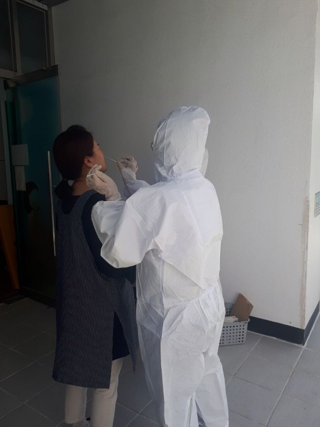 영양군이 어린이집 보육교사 및 종사자가 코로나19 선제검사를 받고 있다.