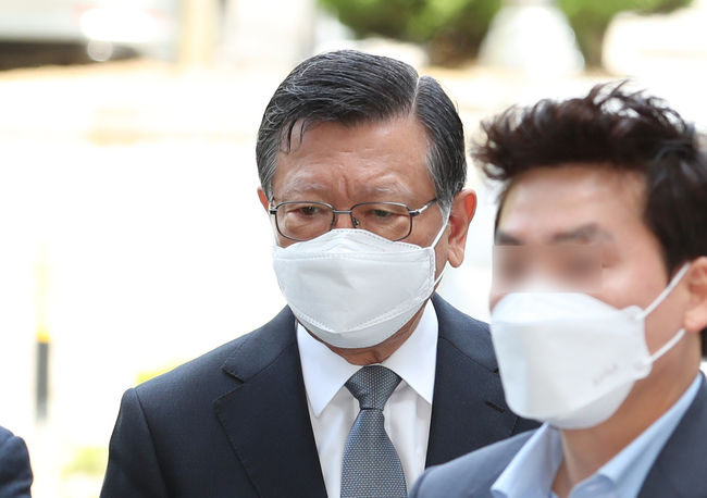 '계열사 부당지원' 의혹을 받고 있는 박삼구 전 금호아시아나 회장이 12일 오전 서울 서초구 서울중앙지법에 구속 전 피의자 심문(영장실질심사)을 받기 위해 들어서고 있다. / 사진제공=뉴시스