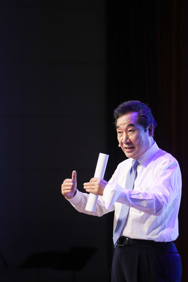 이낙연 전 더불어민주당 대표가 지난 8일 광주 김대중컨벤션센터에서 열린 지지조직 '신복지 광주포럼' 창립총회에 참석해 강연하고 있다 (사진=뉴시스 제공)