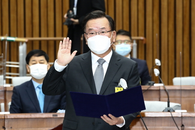 김부겸 국무총리 후보자가 6일 서울 여의도 국회 제3회의장에서 열린 인사청문회에서 선서하고 있다. (공동취재사진)