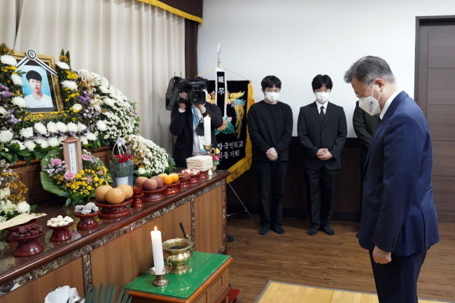 문재인 대통령이 13일 오후 경기도 평택 안중백병원 장례식장에 마련된 고 이선호 씨 빈소를 찾아 조문하고 있다. (사진=청와대 제공) 