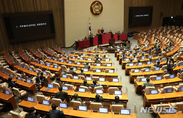 지난 13일 오후 서울 여의도 국회에서 열린 제387회 국회(임시회) 제1차 본회의에서 국무총리(김부겸) 임명동의안이 가결되고 있다. 국민의힘 의원들은 이날 본회의 표결에 불참했다 (공동취재사진) 