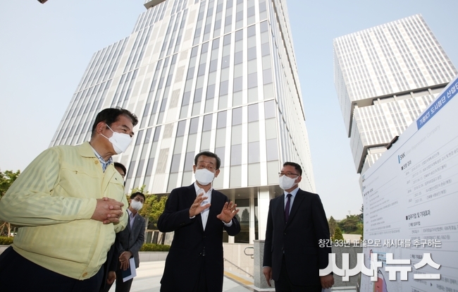백군기 용인시장이 기흥구 구갈동 25-1번지 일원에 조성된 기흥 ICT밸리 도시첨단산업단지 현장을 점검하고 있다.