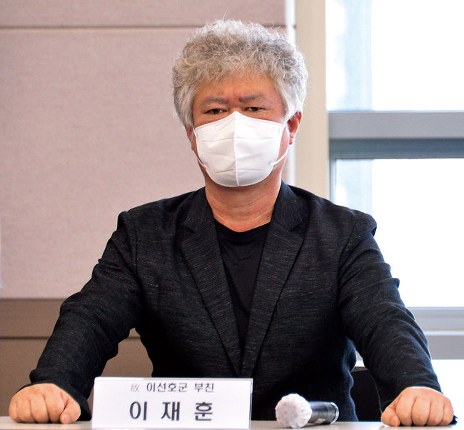 고(故) 이선호군 부친인 이재훈씨가 12일 오전 경기도 평택시 평택항만공사에서 더불어민주당 최고위원회의를 마치고 열린 고(故) 이선호군 대책마련 간담회에서 발언하고 있다. (사진=더불어민주당 제공)
