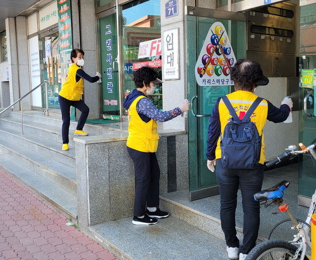 외동읍 적십자봉사회에서 방역을 실시하는 모습, 함께 단체사진 촬영을 하는 모습