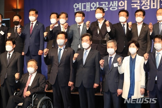 이낙연 전 더불어민주당 대표가 10일 오전 서울 용산구 백범김구기념관에서 열린 '연대와 공생'의 국정 비전을 제안하는 심포지움에 참석해 참석자들과 기념촬영을 하고 있다. / 사진제공=뉴시스