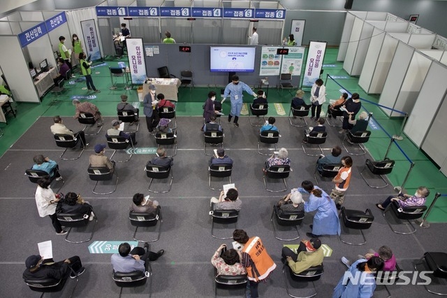지난 14일 서울 서대문구 예방접종센터에서 어르신들이 코로나19 백신 접종을 받은 뒤 대기하고 있다 (사진=공동취재/뉴시스 제공) 