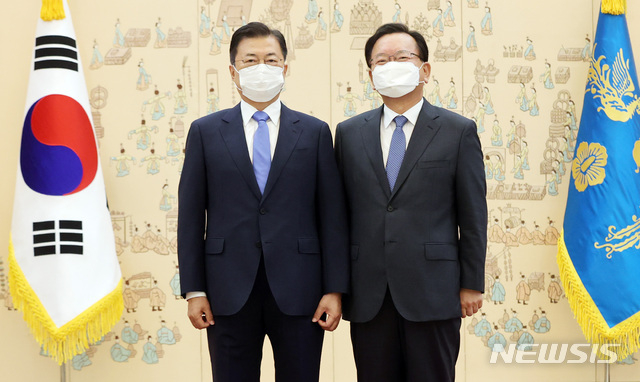 문재인 대통령이 지난 14일 오전 청와대에서 김부겸 신임 국무총리에게 임명장을 수여하고 기념사진을 촬영하고 있다 (사진=뉴시스 제공)