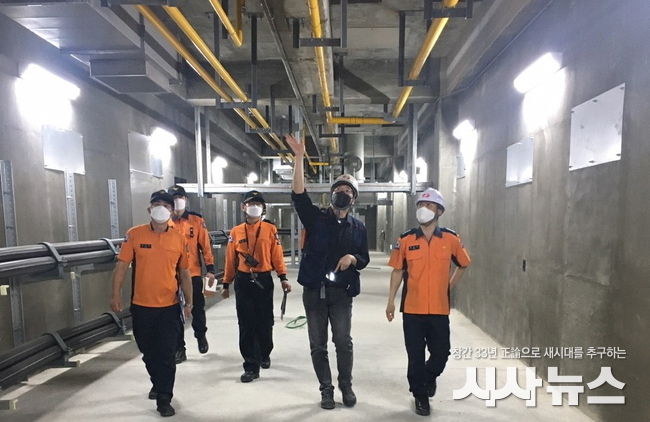 한전 관계인과 박승주서장(맨 오른쪽)