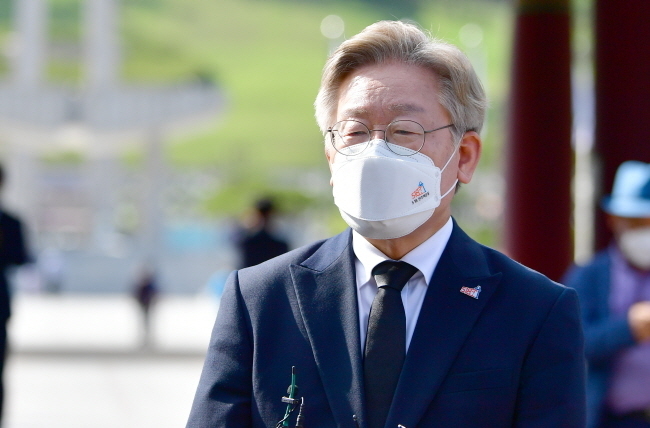 이재명 경기도지사는 19일 "불기 2565년 부처님 오신 날을 봉축 드린다"고 밝혔다.