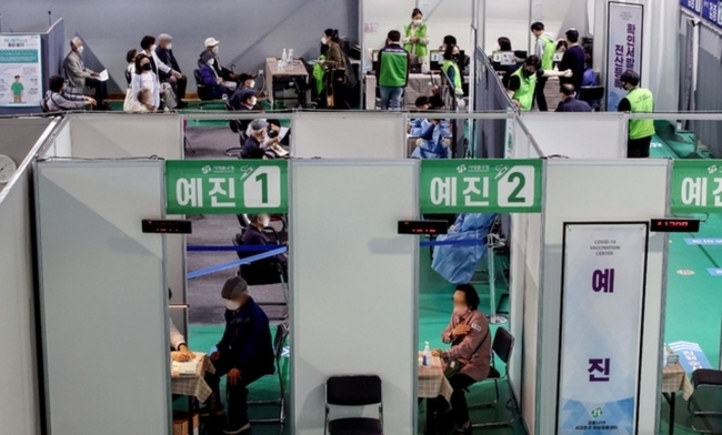 이달 말과 다음달 초 코로나19 백신 예방접종을 앞둔 60세 이상의 예방접종 사전 예약률이 50%를 넘었다.