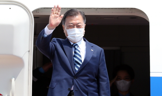 문재인 대통령이 19일 오후 경기 성남시 서울공항에서 한미 정상회담 참석차 출국하기 위해 전용기에 탑승하며 손을 흔들고 있다. 