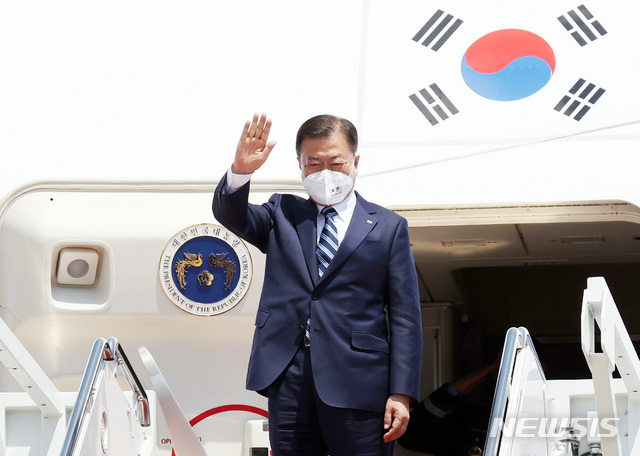 문재인 대통령이 19일(현지시각) 한미 정상회담 참석차 미국 워싱턴 앤드류스 공군기지에 도착해 전용기에서 내리며 손을 흔들고 있다.(사진/뉴시스)
