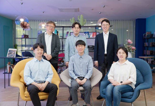 좌측상단부터 시계방향) 김홍태 교수, 채영찬 교수, 최장현 교수, 신경진 연구원(제1저자), 이주락 연구원, 김건우 연구원