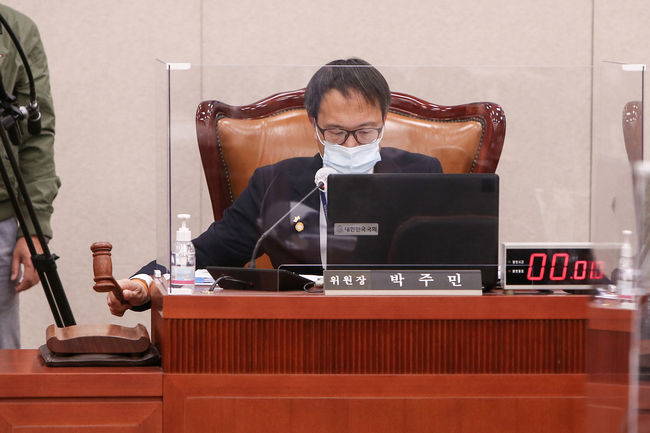 20일 서울 여의도 국회에서 열린 법제사법위원회에서 더불어민주당 간사인 박주민 의원이 국민의힘 의원들의 퇴장 속에서 법안을 가결하고 있다. / 사진제공=뉴시스