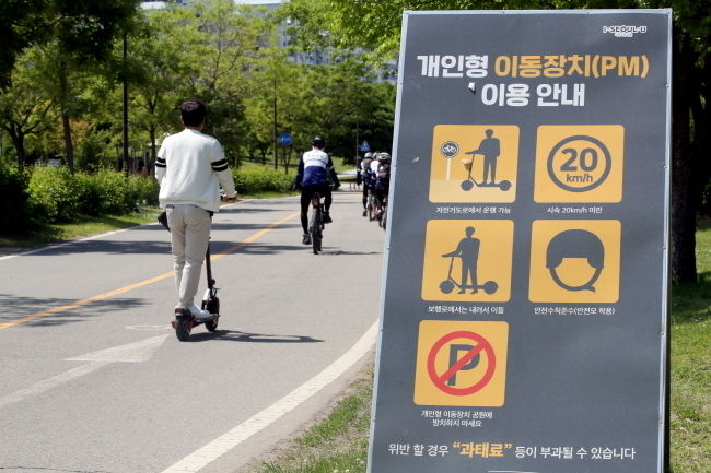 경찰이 새벽 시간에 술에 취한 상태로 전동킥보드를 타다 40대 여성을 다치게 한 것으로 조사된 20대 남성을 음주운전 혐의로 입건했다. 지난 13일부터 시행된 개정 도로교통법에 따라 이 남성에게는 특정범죄가중처벌등에 관한 법률 위반 혐의가 적용될 것으로 보인다.