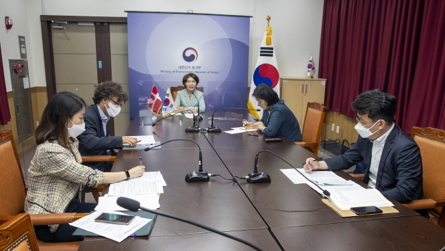한정애 환경부 장관이 18일 오후 서울 서초구 한강홍수통제소에서 레아 베르멜린(Lea Wermelin) 덴마크 환경부 장관과 화상회의를 열고 2021 서울 P4G 정상회의의 성공적 개최와 한-덴마크 녹색협력 방안에 대해 논의하고 있다. (사진=환경부 제공) 