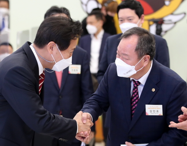오세훈 서울시장이 4월 29일 오전 서울 종로구 삼일빌딩에서 열린 '서울관광플라자' 개관식에 참석해 김인호 서울시의회 의장과 인사를 나누고 있다.