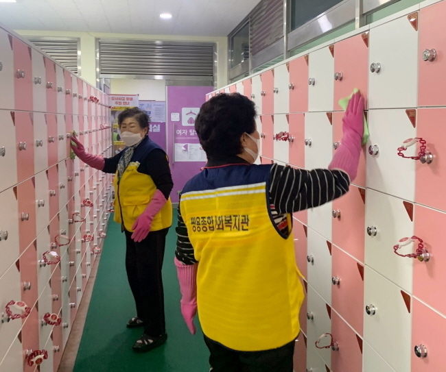 어르신들이 수영장·목욕탕 탈의실에서 방역활동을 하고 있다.(사진=천안시청 제공)