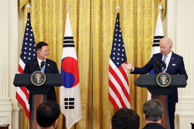 문재인 대통령과 조 바이든 미국 대통령이 21일 오후(현지시간) 미국 워싱턴 백악관 이스트룸에서 한-미 정상회담 공동기자회견을 하고 있다.