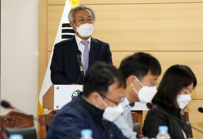 김인재 노사관계제도·관행개선위원회 위원장이 2020년 10월 16일 오전 서울 종로구 S타워 경제사회노동위원회에서 열린 '근로자대표제도 개선에 관한 노사정 합의 기자브리핑'에서 발언하고 있다.