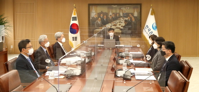 이주열 한국은행 총재가 4월 15일 오전 서울 중구 한국은행에서 열린 금융통화위원회 본회의에서 회의를 주재하고 있다. (사진=한국은행 제공) 