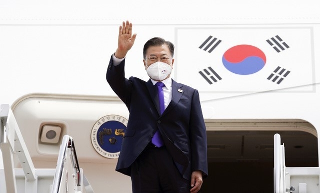 애틀랜타로 향하는 문재인 대통령이 22일(현지시간) 미국 워싱턴 앤드류스 공군기지를 출발하며 전용기에 탑승해 손을 흔들고 있다.