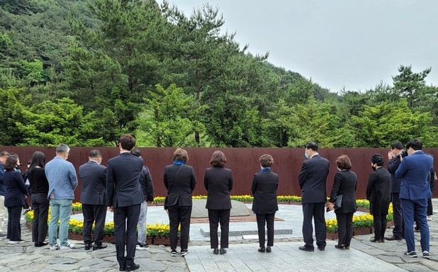 경남 김해 봉하마을 노무현 전 대통령 묘역에는 11주기 추도식을 하루 앞둔 22일 참배객들의 발길이 이어지고 있다. 사진은 너럭바위 앞 묵념모습.