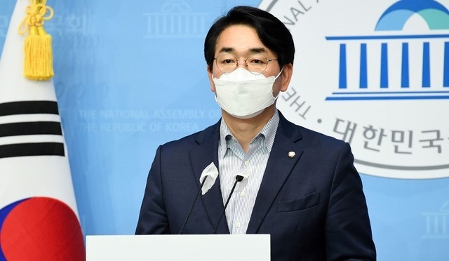 박용진 더불어민주당 의원이 16일 오전 서울 여의도 국회 소통관에서 경선 관련 기자회견을 하고 있다. (공동취재사진)