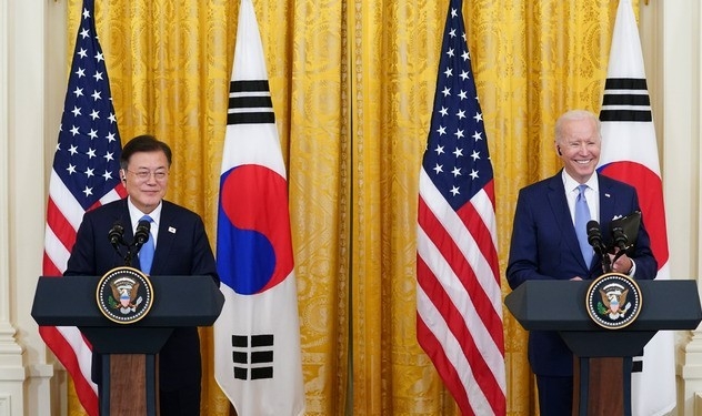 문재인 대통령이 21일 오후(현지시간) 미국 워싱턴 백악관 이스트룸에서 조 바이든 미국 대통령과 공동기자회견을 하고 있다.
