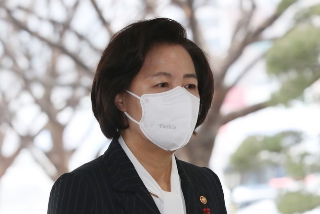 추미애 전 법무부 장관이 지난해 12월29일 오전 국무회의에 참석하기 위해 서울 세종로 정부서울청사로 들어서고 있다.