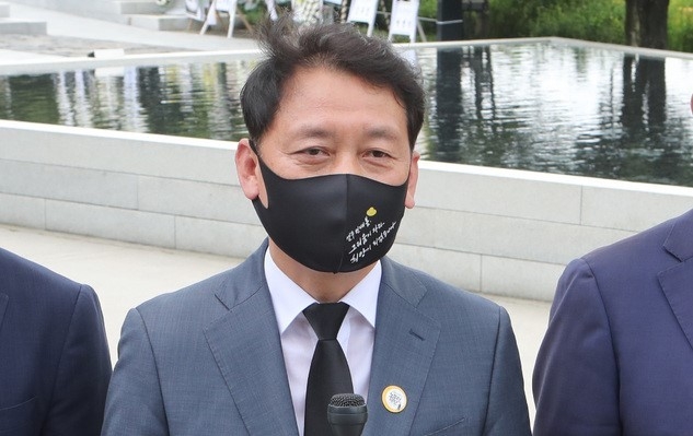 더불어민주당 이광재 의원이 23일 경남 김해시 진영읍 봉하마을에서 엄수된 노무현 전 대통령 서거 12주기 추도식을 마치고 대선 후보 출마 기자회견을 하고 있다. 
