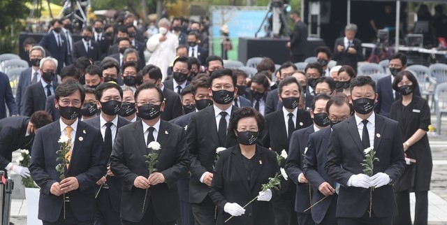 권양숙 여사, 김부겸 국무총리, 더불어민주당 송영길 대표, 유시민 노무현재단 이사장 등 참석자들이 23일 경남 김해시 진영읍 봉하마을에서 엄수된 노무현 전 대통령 서거 12주기 추도식에서 참배하고 있다.