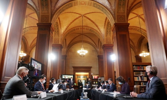 미국을 방문중인 문재인 대통령이 21일 오전(현지시간) 미국 워싱턴 미상무부에서 열린 한미 비즈니스 라운드 테이블 행사에 참석해 발언하고 있다. (사진=뉴시스 제공)