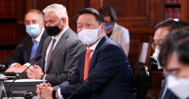최태원 대한상공회의소 회장이 21일 오전(현지시간) 미국 워싱턴 미상무부에서 열린 한미 비즈니스 라운드 테이블 행사에 참석해 있다.(사진=뉴시스 제공)