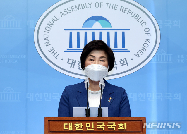 더불어민주당 백신치료제특별위원회 위원장을 맡은 전혜숙 최고위원이 12일 오전 서울 여의도 국회 소통관에서 코로나19 백신 지식재산권 한시적 면제 지지 및 세계적 백신 공동개발 촉구 결의안 발의 기자회견을 하고 있다 (공동취재사진)