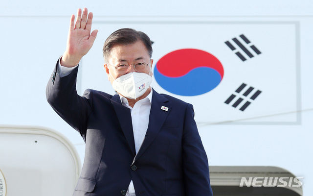방미일정을 마친 문재인 대통령이 지난 22일 오후(현지시간) 미국 애틀랜타 하츠필드 잭슨 애틀랜타 국제공항에서 귀국 전용기에 탑승하며 환송나온 관계자들을 향해 손을 들어 인사하고 있다 (사진=뉴시스)