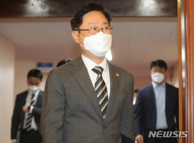 박범계 법무부 장관이 지난 25일 오전 서울 종로구 정부서울청사에서 영상으로 열린 국무회의에 참석하고 있다. (공동취재사진) 