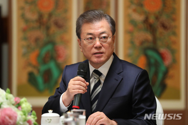 지난해 2월28일 국회 사랑재에서 열린 여야 정당 대표 대화에서 발언하고 있는 문재인 대통령의 모습. (사진/뉴시스)