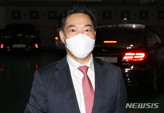 김오수 검찰총장 후보자가 지난 25일 오전 서울 서초구 서울고등검찰청에 마련된 인사청문회 준비 사무실로 출근하고 있다 (사진/뉴시스)
