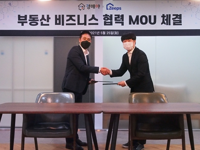 전영훈 넥스트아이비 대표가 집스 고차남 대표와 MOU를 체결하고 기념촬영을 하고있다. 