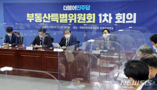 더불어민주당 김진표 부동산특별위원회 위원장이 지난 12일 오후 서울 여의도 국회 의원회관에서 열린 부동산특별위원회 회의에서 발언하고 있다 (공동취재사진) 