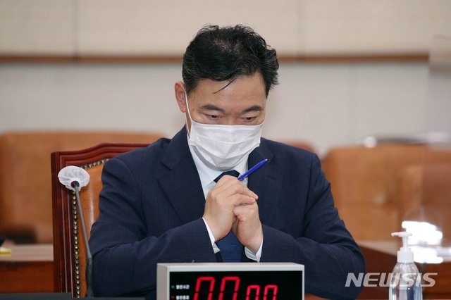 김오수 검찰총장 후보자가 지난 26일 서울 여의도 국회 법제사법위원회에서 열린 인사청문회에서 오후 청문회 속계를 기다리고 있다 (공동취재사진) 