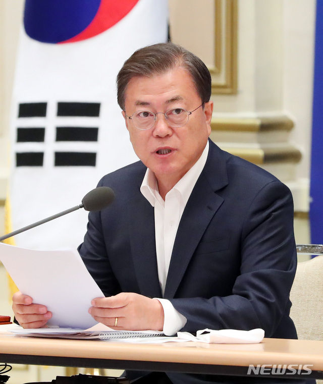 문재인 대통령이 지난 25일 청와대 영빈관에서 열린 국가재정전략회의에 참석해 발언하고 있다 (사진=뉴시스)