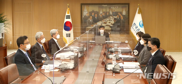 이주열 한국은행 총재가 지난달 15일 오전 서울 중구 한국은행에서 열린 금융통화위원회 본회의에서 회의를 주재하고 있다 (사진=한국은행 제공)