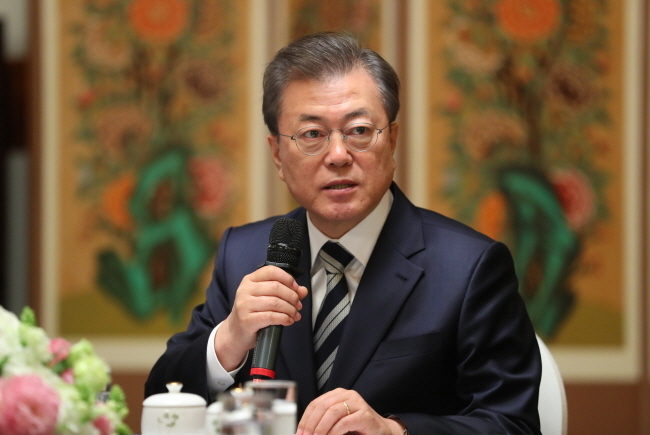 문재인 대통령이 다음 달 2일 4대 그룹 총수들과의 청와대 초청 오찬 간담회를 준비 중인 것으로 27일 알려졌다.